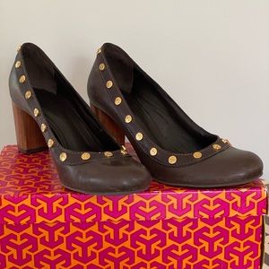 TORY BURCH BROWN Size 8.5 Block Heels with LOGO STUDS ‘Derek Heels’ with Box